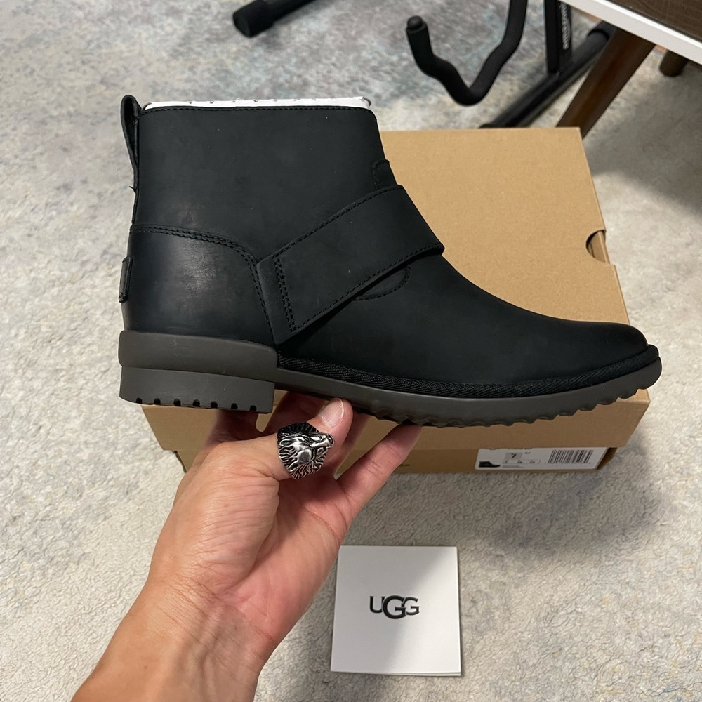 NIB Women’s Size 7 UGG Cheyne Zipper & Buckle Leather Ankle Boots In Black - Picture 5 of 13